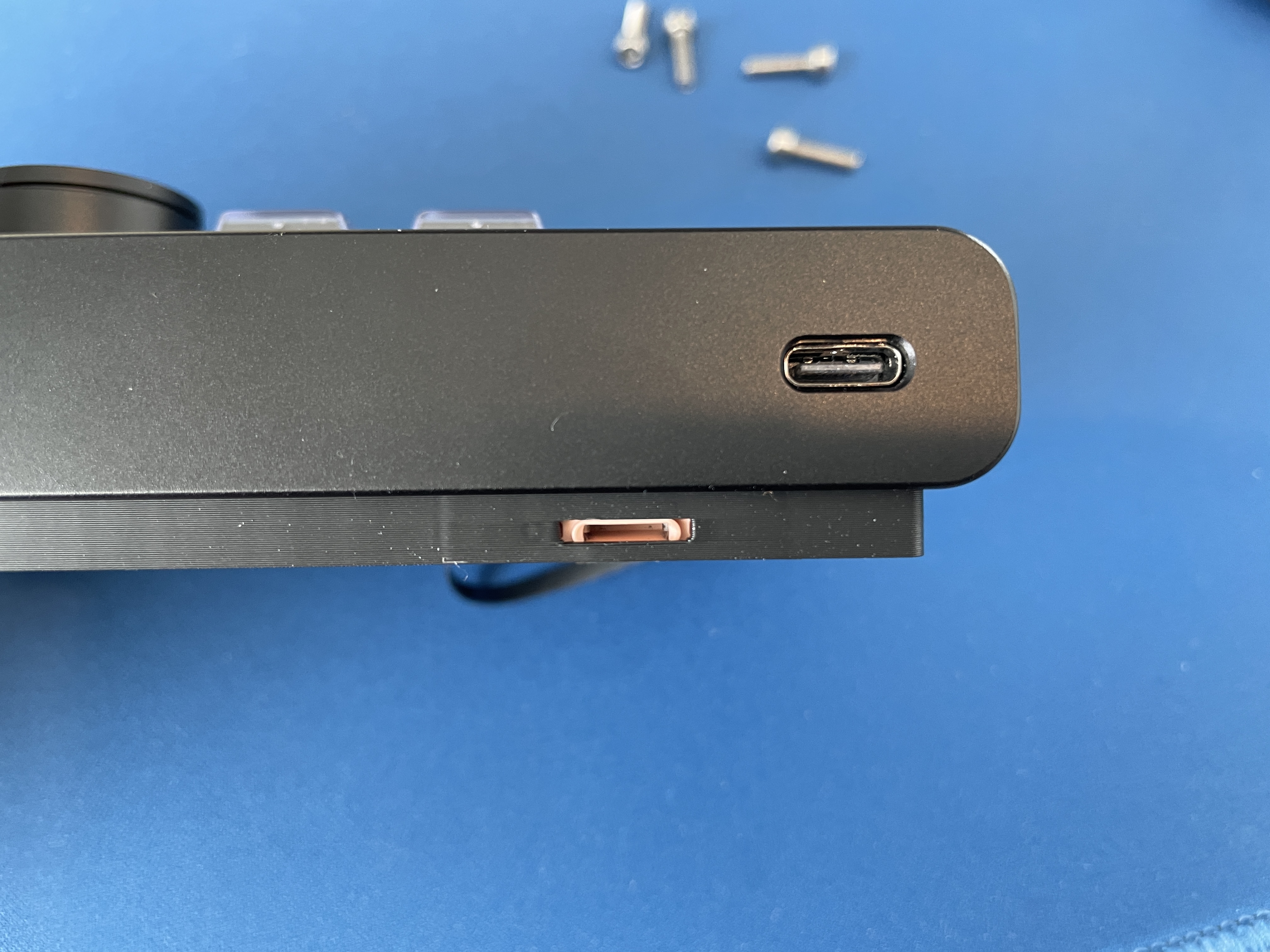 The lightning connector mount